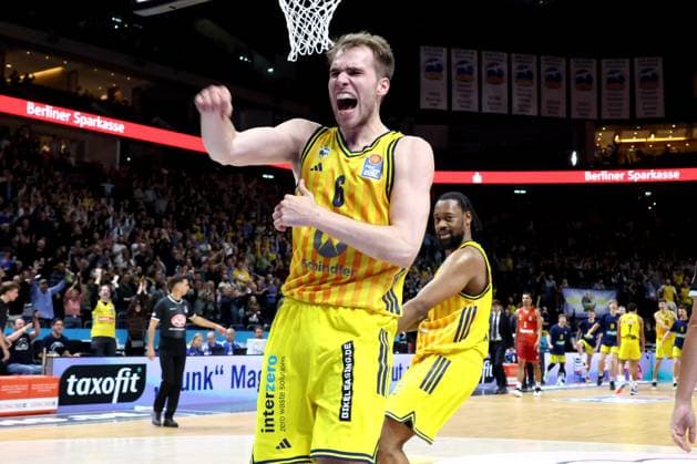 DEU, easyCredit BBL, ALBA vs. Bayern Muenchen, 26.10.2025, Uber-Arena, Berlin, DEU, easyCredit BBL, ALBA vs. Bayern Muenchen, im Bild MALTE DELOW (ALBA Berlin 6), J Wan Roberts (ALBA Berlin 13)