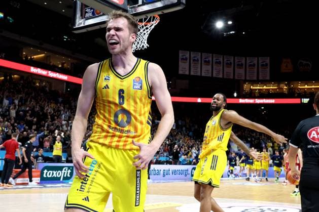 DEU, easyCredit BBL, ALBA vs. Bayern Muenchen, 26.10.2025, Uber-Arena, Berlin, DEU, easyCredit BBL, ALBA vs. Bayern Muenchen, im Bild MALTE DELOW (ALBA Berlin 6), J Wan Roberts (ALBA Berlin 13)
