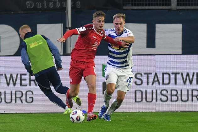Florian Krueger ( MSV Duisburg ) im Zweikampf mit Marvin Obuz ( Rot-Weiss Essen ). GER, MSV Duisburg vs Rot-Weiss Essen, Fussball, 3. Liga, 12. Spieltag, Spielzeit 2025 2026, 26.10.2025 DFL DFB REGULATIONS PROHIBIT ANY USE OF PHOTOGRAPHS AS IMAGE SEQUENCES AND OR QUASI-VIDEO GER, MSV Duisburg vs Rot-Weiss Essen, Fussball, 3. Liga, 12. Spieltag, Spielzeit 2025 2026, 26.10.2025 Duisburg Copyright: xEibner-Pressefoto ThomasxThienelx EP_TTL