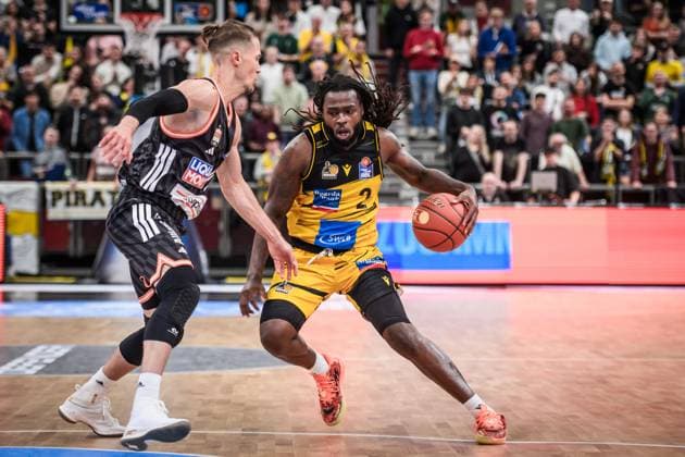 Tray Buchanan (MHP RIESEN Ludwigsburg, 02) vs. Thomas Klepeisz (ratiopharm Ulm, 22) GER, MHP Riesen Ludwigsburg vs. ratiopharm Ulm, easycredit BBL, Basketball, Bundesliga, 5. Spieltag, Spielzeit 2025 2026, 26.10.2025 GER, MHP Riesen Ludwigsburg vs. ratiopharm Ulm, easycredit BBL, Basketball, Bundesliga, 5. Spieltag, Spielzeit 2025 2026, 26.10.2025 Ludwigsburg Copyright: xSandyxDinkelackerx EP_SDR