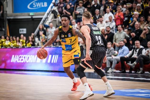 Elijah Hughes (MHP RIESEN Ludwigsburg, 07) vs. Thomas Klepeisz (ratiopharm Ulm, 22) GER, MHP Riesen Ludwigsburg vs. ratiopharm Ulm, easycredit BBL, Basketball, Bundesliga, 5. Spieltag, Spielzeit 2025 2026, 26.10.2025 GER, MHP Riesen Ludwigsburg vs. ratiopharm Ulm, easycredit BBL, Basketball, Bundesliga, 5. Spieltag, Spielzeit 2025 2026, 26.10.2025 Ludwigsburg Copyright: xSandyxDinkelackerx EP_SDR