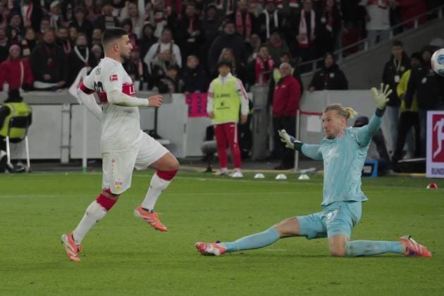 26.10.25 VfB Stuttgart - 1. FSV Mainz 05 Deutschland, Stuttgart, 26.10.2025, Fussball, Bundesliga, Saison 2025 2026, VfB Stuttgart - 1. FSV Mainz 05: Deniz Undav, links, VfB, erzielt das 2:1. Rechts TW Robin Zentner , Mainz.