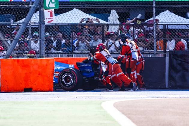 F1 - MEXICO CITY GRAND PRIX 2025 marshall, commissaire de piste, marshal, marshalls, marshals, SAINZ Carlos (spa), Williams Racing FW47, mechanical failure during the 2025 Formula 1 Mexico City Grand Prix, 20th round of the 2025 FIA Formula One World Championship, WM, Weltmeisterschaft from October 24 to 26, 2025 on the Autodromo Hermanos Rodriguez, in Mexico City, Mexico - Mexico CityMexico Copyright: xFLORENTxGOODENx