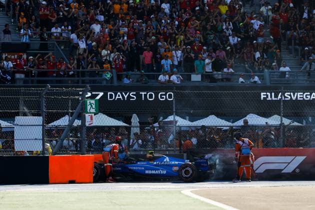 F1 - MEXICO CITY GRAND PRIX 2025 55 SAINZ Carlos (spa), Williams Racing FW47, action, crash, accident, during the 2025 Formula 1 Mexico City Grand Prix, 20th round of the 2025 FIA Formula One World Championship, WM, Weltmeisterschaft from October 24 to 26, 2025 on the Autodromo Hermanos Rodriguez, in Mexico City, Mexico - Mexico CityMexico Copyright: xJavierxJimenezx