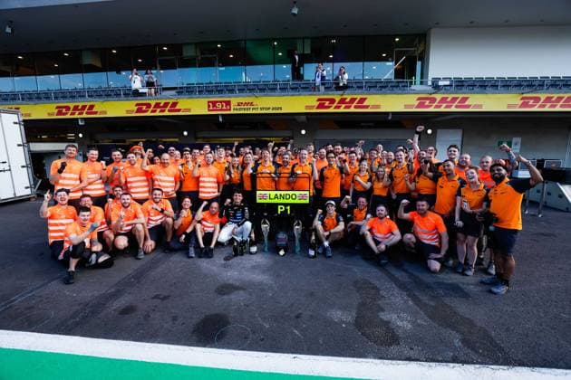 F1 - MEXICO CITY GRAND PRIX 2025 NORRIS Lando (gbr), McLaren F1 Team MCL39, portrait, PIASTRI Oscar (aus), McLaren F1 Team MCL39, portrait, McLaren F1 team group, Mannschaftsbild, Totale picture celebration during the 2025 Formula 1 Mexico City Grand Prix, 20th round of the 2025 FIA Formula One World Championship, WM, Weltmeisterschaft from October 24 to 26, 2025 on the Autodromo Hermanos Rodriguez, in Mexico City, Mexico - Mexico CityMexico Copyright: xJavierxJimenezx