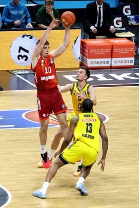DEU, easyCredit BBL, ALBA vs. Bayern Muenchen, 26.10.2025, Uber-Arena, Berlin, DEU, easyCredit BBL, ALBA vs. Bayern Muenchen, im Bild Martin Hermannsson (ALBA Berlin 15), J Wan Roberts (ALBA Berlin 13), Justinian Jessup (FC Bayern Muenchen 10)