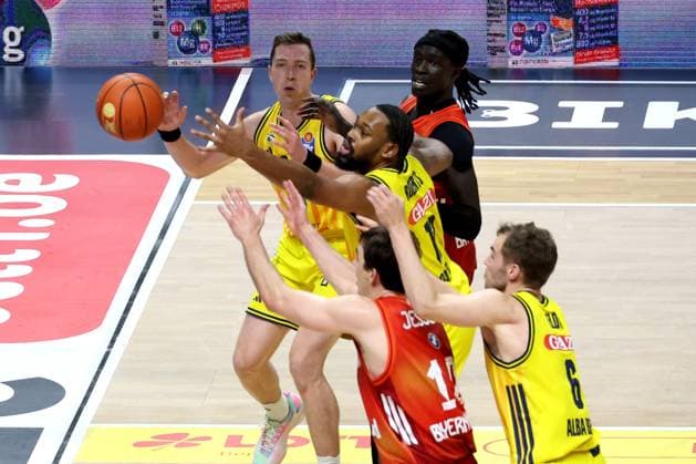 DEU, easyCredit BBL, ALBA vs. Bayern Muenchen, 26.10.2025, Uber-Arena, Berlin, DEU, easyCredit BBL, ALBA vs. Bayern Muenchen, im Bild J Wan Roberts (ALBA Berlin 13), Justin Bean (ALBA Berlin 34), MALTE DELOW (ALBA Berlin 6),Justinian Jessup (FC Bayern Muenchen 10), Wenyen Gabriel (FC Bayern Muenchen 32)