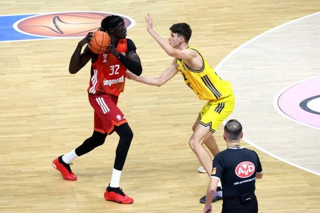 DEU, easyCredit BBL, ALBA vs. Bayern Muenchen, 26.10.2025, Uber-Arena, Berlin, DEU, easyCredit BBL, ALBA vs. Bayern Muenchen, im Bild Nevio Bennefeld(ALBA Berlin 22), Wenyen Gabriel (FC Bayern Muenchen 32)