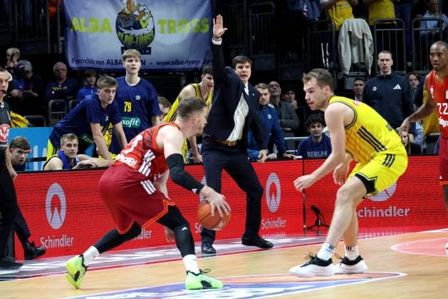 DEU, easyCredit BBL, ALBA vs. Bayern Muenchen, 26.10.2025, Uber-Arena, Berlin, DEU, easyCredit BBL, ALBA vs. Bayern Muenchen, im Bild CHEFTRAINER Pedro Calles (ALBA Berlin), MALTE DELOW (ALBA Berlin 6), Andreas Obst (FC Bayern Muenchen 13)