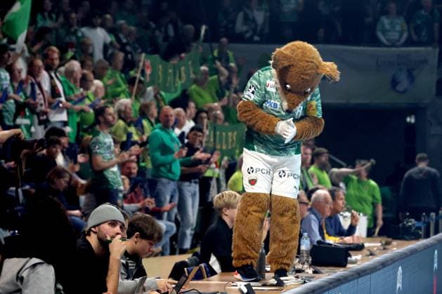 DEU, DHB, 1.HBL, Fuechse Berlin vs. HSV, 26.10.2025, Max-Schmeling-Halle, Berlin, DEU, DHB, 1.HBL, Fuechse Berlin vs. HSV, im Bild Fuechse-Maskotchen, Zuschauer, Besucher, Fans