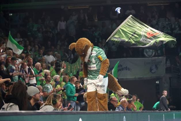 DEU, DHB, 1.HBL, Fuechse Berlin vs. HSV, 26.10.2025, Max-Schmeling-Halle, Berlin, DEU, DHB, 1.HBL, Fuechse Berlin vs. HSV, im Bild Fuechse-Maskotchen, Zuschauer, Besucher, Fans