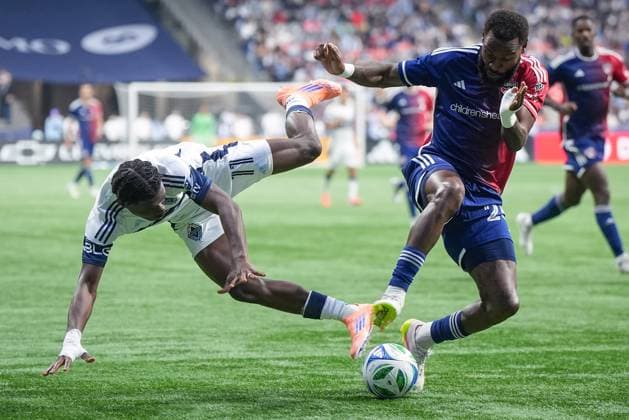 October 26, 2025, Vancouver, Bc, CANADA: Vancouver Whitecaps Emmanuel Sabbi, left, and FC Dallas Sebastien Ibeagha collide while vying for the ball during the second half in Game 1 of a first round MLS, Fussball Herren, USA Cup playoff soccer match, in Vancouver, B.C., Sunday, Oct. 26, 2025. Canada News - October 26, 2025 - ZUMAc35_ 20251026_zaf_c35_080 Copyright: xDarrylxDyckx