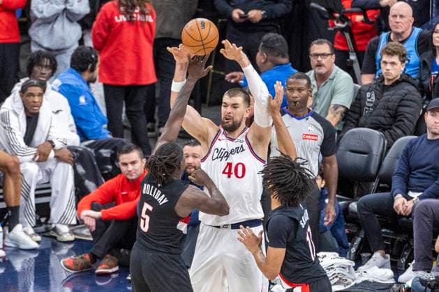 October 26, 2025, Inglewood, California, USA: Los Angeles Clippers Ivica Zubac (40) looks to pass while defended by Portland Trail Blazers Jrue Holiday (5) and Shaedon Sharpe (17) during an NBA, Basketball Herren, USA basketball game, in Inglewood, Calf. Sunday, Oct. 26, 2025. Inglewood USA - ZUMAc68_ 20251026_zaf_c68_015 Copyright: xRingoxChiux