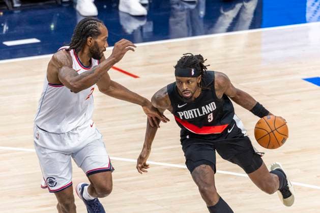 October 26, 2025, Inglewood, California, USA: Portland Trail Blazers Jerami Grant (9) drives against Los Angeles Clippers Kawhi Leonard (2) during an NBA, Basketball Herren, USA basketball game, in Inglewood, Calf. Sunday, Oct. 26, 2025. Inglewood USA - ZUMAc68_ 20251026_zaf_c68_019 Copyright: xRingoxChiux