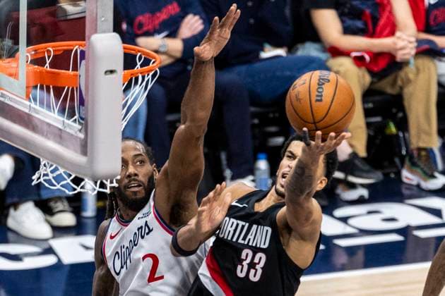 October 26, 2025, Inglewood, California, USA: Portland Trail Blazers Toumani Camara (33) goes to the basket under pressure from Los Angeles Clippers Kawhi Leonard (2) during an NBA, Basketball Herren, USA basketball game, in Inglewood, Calf. Sunday, Oct. 26, 2025. Inglewood USA - ZUMAc68_ 20251026_zaf_c68_027 Copyright: xRingoxChiux