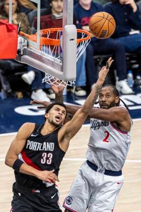 October 26, 2025, Inglewood, California, USA: Portland Trail Blazers Toumani Camara (33) goes to the basket under pressure from Los Angeles Clippers Kawhi Leonard (2) during an NBA, Basketball Herren, USA basketball game, in Inglewood, Calf. Sunday, Oct. 26, 2025. Inglewood USA - ZUMAc68_ 20251026_zaf_c68_037 Copyright: xRingoxChiux