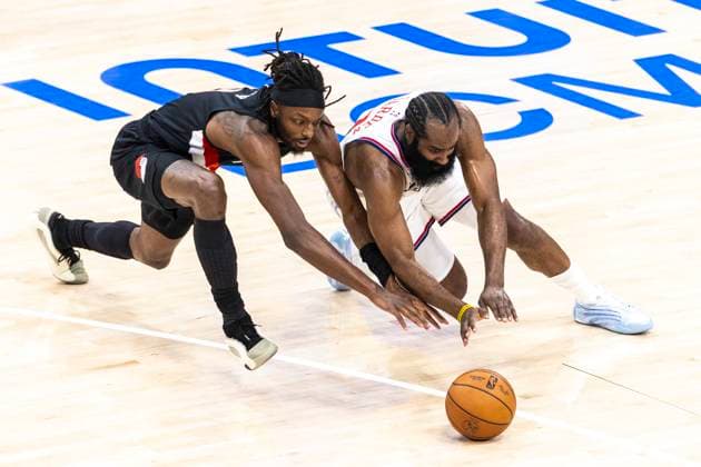 October 26, 2025, Inglewood, California, USA: Los Angeles Clippers James Harden (1) and Portland Trail Blazers Jerami Grant (9) vie for the ball during an NBA, Basketball Herren, USA basketball game, in Inglewood, Calf. Sunday, Oct. 26, 2025. Inglewood USA - ZUMAc68_ 20251026_zaf_c68_038 Copyright: xRingoxChiux