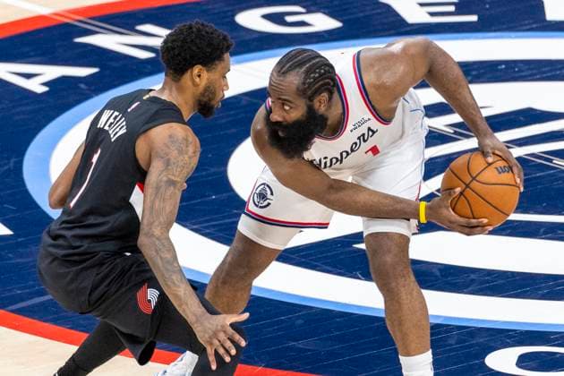 October 26, 2025, Inglewood, California, USA: Los Angeles Clippers James Harden (1) is defended by Portland Trail Blazers Blake Wesley (1) during an NBA, Basketball Herren, USA basketball game, in Inglewood, Calf. Sunday, Oct. 26, 2025. Inglewood USA - ZUMAc68_ 20251026_zaf_c68_048 Copyright: xRingoxChiux