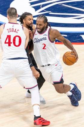 October 26, 2025, Inglewood, California, USA: Los Angeles Clippers Kawhi Leonard (2) drives around a screen set by Ivica Zubac (40) defended by Portland Trail Blazers Shaedon Sharpe (17) during an NBA, Basketball Herren, USA basketball game, in Inglewood, Calf. Sunday, Oct. 26, 2025. Inglewood USA - ZUMAc68_ 20251026_zaf_c68_052 Copyright: xRingoxChiux