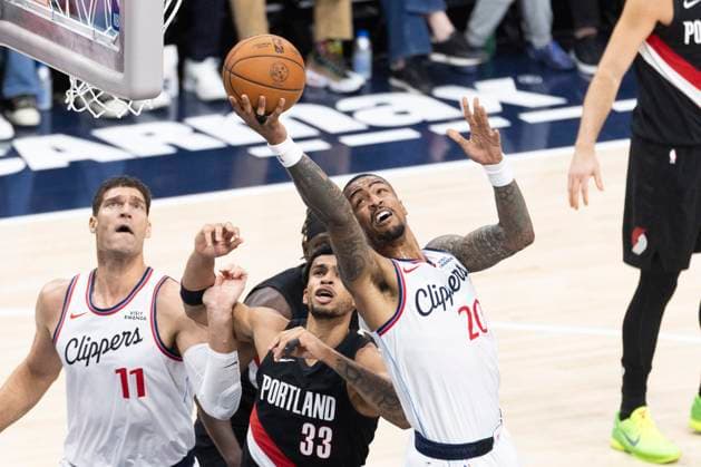 October 26, 2025, Inglewood, California, USA: Los Angeles Clippers John Collins (20) goes to the basket against the Portland Trail Blazers during an NBA, Basketball Herren, USA basketball game, in Inglewood, Calf. Sunday, Oct. 26, 2025. Inglewood USA - ZUMAc68_ 20251026_zaf_c68_056 Copyright: xRingoxChiux