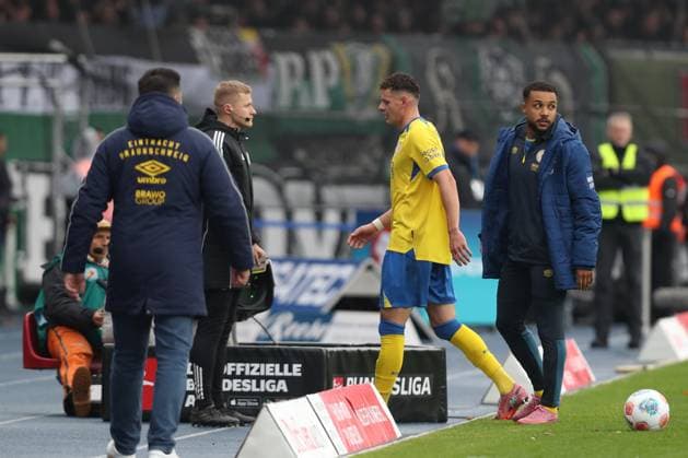 26.10.2025, xtgx, Fussball 2. Bundesliga, Eintracht Braunschweig - Hannover 96 v.l. Erencan Yardimci (Braunschweig, 9) nach Rote Karte, Platzverweis, sent off enttaeuscht, enttäuscht, schaut enttaeuscht, niedergeschlagen, disappointed (DFL DFB REGULATIONS PROHIBIT ANY USE OF PHOTOGRAPHS as IMAGE SEQUENCES and or QUASI-VIDEO) Braunschweig