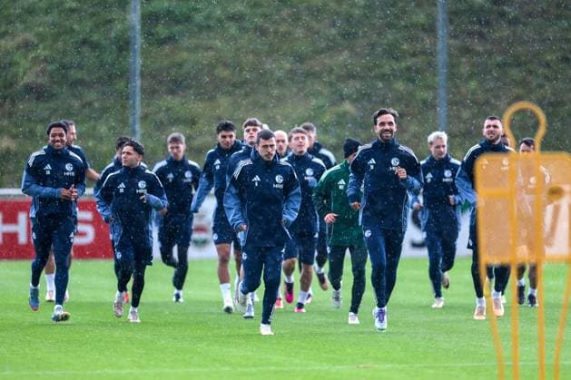 27.10.2025, Fussball, Saison 2025 2026, Training FC Schalke 04, Die Spieler des S04 laufen sich warm, v. l. Anton Donkor (FC Schalke 04), Soufiane El-Faouzi (FC Schalke 04), Ron Schallenberg (FC Schalke 04), Kenan Karaman (FC Schalke 04), Hasan Kurucay (FC Schalke 04), Gelsenkirchen Trainingsgelände FC Schalke 04 NRW Deutschland xRHR-FOTO YYx Copyright: RHR-FOTOx RHR-FOTO YY