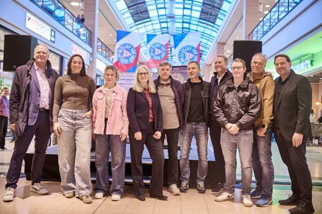 27.10.2025, 125 Jahre Jubiläum Holstein Kiel (KSV) Ausstellungs Eröffnung im Citti-Park Kiel, Fußball, Herren, 2.BL (2. Bundesliga), Saison 2025 2026 Club Historiker Patrick Nawe (re.) mit Geschäftsführer Wolfgang Schwenke, den Holstein Women Spielerinnen Lela Naward Sarah Begunk, der Citti-Park-Kiel-Centermanagerin Silke Brombacher, den Legenden Harry Witt und Daniel Jurgeleit, dem Präsidenten Steffen Schneekloth und der Legende Immo Stelzer Kiel Citti-Park Kiel, Einkaufscenter Schleswig-Holstein Deutschland