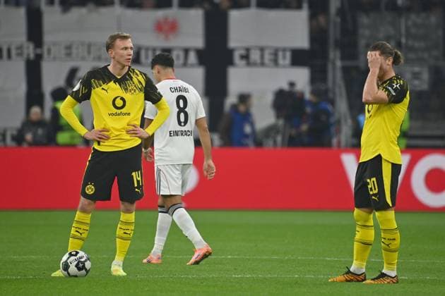 v.re:Marcel SABITZER (Borussia Dortmund), Maximilian BEIER (Borussia Dortmund),, Enttaeuschung,Frust,enttaeuscht,frustriert, niedergeschlagen, Fussball DFB Pokal , 2.Runde Eintracht Frankfurt - Borussia Dortmund am 28.10..2025 , DEUTSCHE BANK PARK Saison 2025 2026,