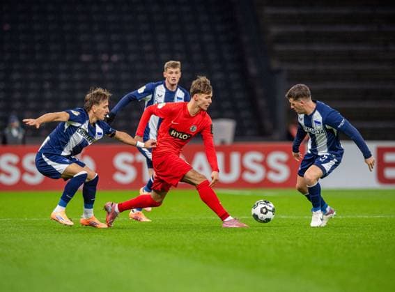 Fußball, Herren, Saison 2025 2026, DFB-Pokal (2. Runde), Hertha BSC - SV Elversberg, v. l. Michal Karbownik (Hertha BSC), Michael Cuisance (Hertha BSC), Otto Stange (Elversberg), Diego Demme (Hertha BSC), 28.10.2025, Copyright: xSebastianxRäppold MatthiasxKochx