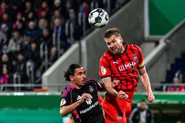 GER, DFB Pokal, 1. FC Heidenheim vs Hamburger SV 28.10.2025, Voith-Arena, Heidenheim, GER, DFB Pokal, 1. FC Heidenheim vs Hamburger SV, im Bild Patrick Mainka (Heidenheim, 6) gewinnt Kopfballduell gegen Rayan Philippe (Hamburger SV, 14)