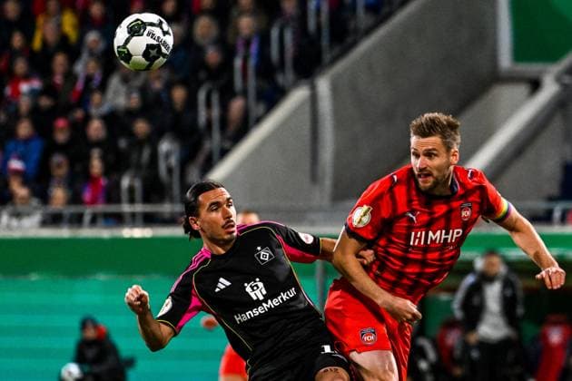 GER, DFB Pokal, 1. FC Heidenheim vs Hamburger SV 28.10.2025, Voith-Arena, Heidenheim, GER, DFB Pokal, 1. FC Heidenheim vs Hamburger SV, im Bild Patrick Mainka (Heidenheim, 6) gewinnt Kopfballduell gegen Rayan Philippe (Hamburger SV, 14)