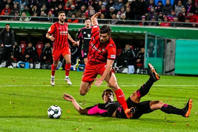 GER, DFB Pokal, 1. FC Heidenheim vs Hamburger SV 28.10.2025, Voith-Arena, Heidenheim, GER, DFB Pokal, 1. FC Heidenheim vs Hamburger SV, im Bild Luca Kerber (Heidenheim, 20) setzt sich gegen Luka Vuskovic (Hamburger SV, 44) durch