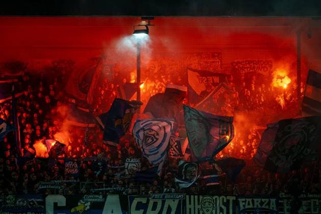 Pyro der Zuschauer und Fans von Hamburg, GER, 1. FC Heidenheim vs. Hamburger SV, Fussball, DFB Pokal, 2. Runde, Spielzeit 2025 2026, 28.10.2025, DFL DFB REGULATIONS PROHIBIT ANY USE OF PHOTOGRAPHS AS IMAGE SEQUENCES AND OR QUASI-VIDEO, GER, 1. FC Heidenheim vs. Hamburger SV, Fussball, DFB Pokal, 2. Runde, Spielzeit 2025 2026, 28.10.2025 Heidenheim Copyright: xEibner-Pressefotox EP_EER