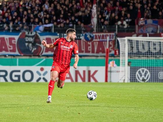 Stefan Schimmer (FC Heidenheim, 09) sucht den freien Mitspieler, GER, 1. FC Heidenheim vs. Hamburger SV, Fussball, DFB-Pokal, Spielzeit 2025 2026, 28.10.2025, DFB DFL regulations prohibit any use of photographs as image sequences and or quasi-video. GER, 1. FC Heidenheim vs. Hamburger SV, Fussball, DFB-Pokal, Spielzeit 2025 2026, 28.10.2025 Heidenheim Copyright: xMichaelxSchmidt Eibner-Pressefotx EP_MST