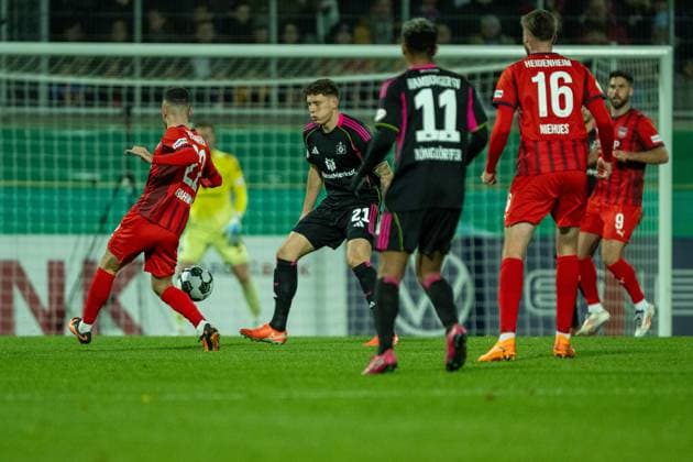 Arijon Ibrahimovic (FC Heidenheim, 22), Nicolai Remberg (Hamburger SV, 21), GER, 1. FC Heidenheim vs. Hamburger SV, Fussball, DFB Pokal, 2. Runde, Spielzeit 2025 2026, 28.10.2025, DFL DFB REGULATIONS PROHIBIT ANY USE OF PHOTOGRAPHS AS IMAGE SEQUENCES AND OR QUASI-VIDEO, GER, 1. FC Heidenheim vs. Hamburger SV, Fussball, DFB Pokal, 2. Runde, Spielzeit 2025 2026, 28.10.2025 Heidenheim Copyright: xEibner-Pressefotox EP_EER
