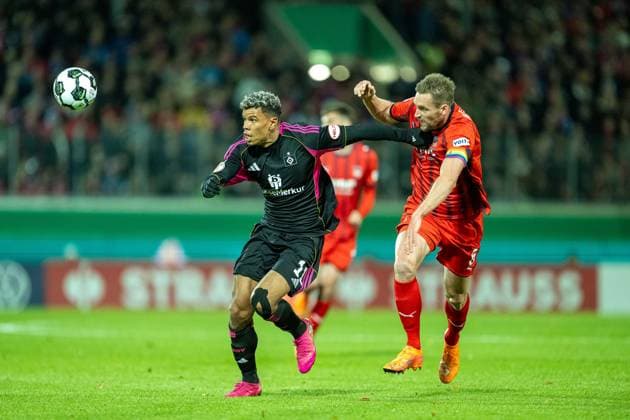 Ransford-Yeboah Koenigsdoerffer (Hamburger SV, 11), Patrick Mainka (FC Heidenheim, 06), GER, 1. FC Heidenheim vs. Hamburger SV, Fussball, DFB Pokal, 2. Runde, Spielzeit 2025 2026, 28.10.2025, DFL DFB REGULATIONS PROHIBIT ANY USE OF PHOTOGRAPHS AS IMAGE SEQUENCES AND OR QUASI-VIDEO, GER, 1. FC Heidenheim vs. Hamburger SV, Fussball, DFB Pokal, 2. Runde, Spielzeit 2025 2026, 28.10.2025 Heidenheim Copyright: xEibner-Pressefotox EP_EER