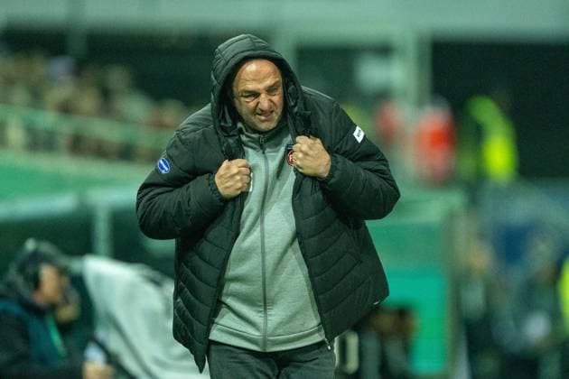 Frank Schmidt (FC Heidenheim, Chef-Trainer), ist enttäuscht enttaeuscht, unzufrieden, Geste, gestikuliert, GER, 1. FC Heidenheim vs. Hamburger SV, Fussball, DFB Pokal, 2. Runde, Spielzeit 2025 2026, 28.10.2025, DFL DFB REGULATIONS PROHIBIT ANY USE OF PHOTOGRAPHS AS IMAGE SEQUENCES AND OR QUASI-VIDEO, GER, 1. FC Heidenheim vs. Hamburger SV, Fussball, DFB Pokal, 2. Runde, Spielzeit 2025 2026, 28.10.2025 Heidenheim Copyright: xEibner-Pressefotox EP_EER