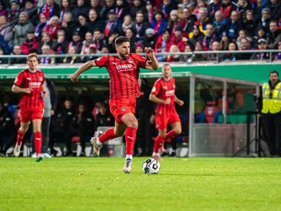 Stefan Schimmer (FC Heidenheim, 09) mit vollem Tempo am Ball, GER, 1. FC Heidenheim vs. Hamburger SV, Fussball, DFB-Pokal, Spielzeit 2025 2026, 28.10.2025, DFB DFL regulations prohibit any use of photographs as image sequences and or quasi-video. GER, 1. FC Heidenheim vs. Hamburger SV, Fussball, DFB-Pokal, Spielzeit 2025 2026, 28.10.2025 Heidenheim Copyright: xMichaelxSchmidt Eibner-Pressefotx EP_MST