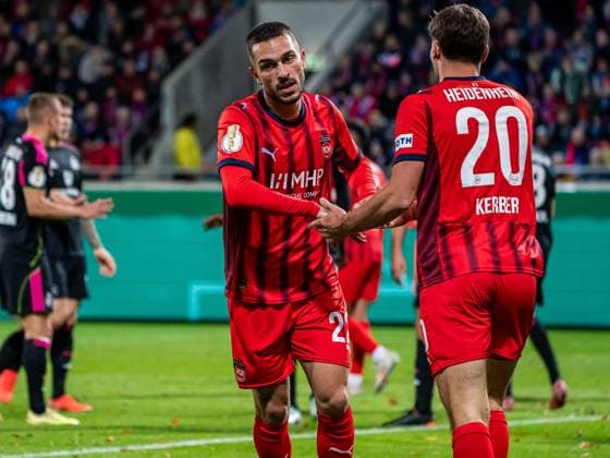 Arijon Ibrahimovic (FC Heidenheim, 22) klatsch sich mit Luca Kerber (FC Heidenheim, 20) ab, GER, 1. FC Heidenheim vs. Hamburger SV, Fussball, DFB-Pokal, Spielzeit 2025 2026, 28.10.2025, DFB DFL regulations prohibit any use of photographs as image sequences and or quasi-video. GER, 1. FC Heidenheim vs. Hamburger SV, Fussball, DFB-Pokal, Spielzeit 2025 2026, 28.10.2025 Heidenheim Copyright: xMichaelxSchmidt Eibner-Pressefotx EP_MST
