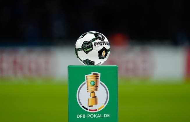 Der offizielle Spielball von Derbystar liegt vor dem Anpfiff eines DFB-Pokal-Spiels auf dem Rasen. GER, Hertha BSC vs SV Elversberg, Fussball, DFB-Pokal, 2. Runde, Saison 2025 2026, 28.10.2025 DFL REGULATIONS PROHIBIT ANY USE OF PHOTOGRAPHS AS IMAGE SEQUENCES AND OR QUASI-VIDEO GER, Hertha BSC vs SV Elversberg, Fussball, DFB-Pokal, 2. Runde, Saison 2025 2026, 28.10.2025 Berlin Copyright: xEibner-Pressefoto ScottxColemanx EP_SCN