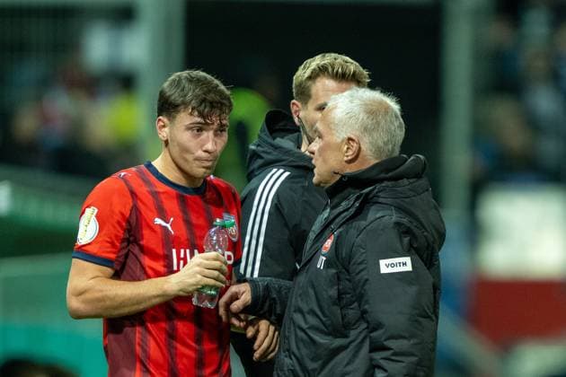Luca Kerber (FC Heidenheim, 20), Dr. Udo Tiefenbacher (FC Heidenheim, Teamarzt), GER, 1. FC Heidenheim vs. Hamburger SV, Fussball, DFB Pokal, 2. Runde, Spielzeit 2025 2026, 28.10.2025, DFL DFB REGULATIONS PROHIBIT ANY USE OF PHOTOGRAPHS AS IMAGE SEQUENCES AND OR QUASI-VIDEO, GER, 1. FC Heidenheim vs. Hamburger SV, Fussball, DFB Pokal, 2. Runde, Spielzeit 2025 2026, 28.10.2025 Heidenheim Copyright: xEibner-Pressefotox EP_EER