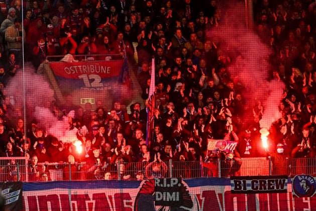 GER, DFB Pokal, 1. FC Heidenheim vs Hamburger SV 28.10.2025, Voith-Arena, Heidenheim, GER, DFB Pokal, 1. FC Heidenheim vs Hamburger SV, im Bild Bengalos im Heidenheimer Fanblock, Ultras, Ostkurve