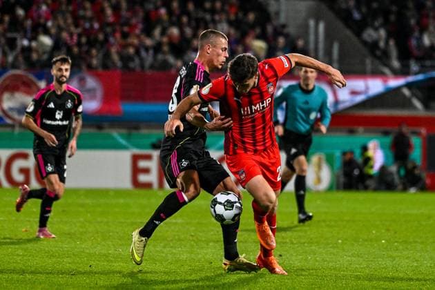GER, DFB Pokal, 1. FC Heidenheim vs Hamburger SV 28.10.2025, Voith-Arena, Heidenheim, GER, DFB Pokal, 1. FC Heidenheim vs Hamburger SV, im Bild Miro Muheim (Hamburger SV, 28), Luca Kerber (Heidenheim, 20)