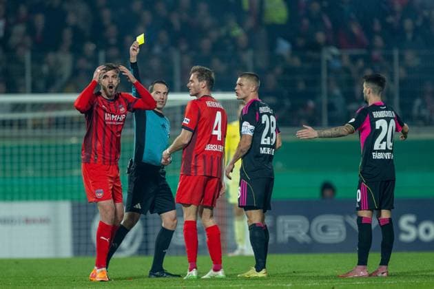 Julian Niehues (FC Heidenheim, 16) erhaelt die Gelbe Karte, GER, 1. FC Heidenheim vs. Hamburger SV, Fussball, DFB Pokal, 2. Runde, Spielzeit 2025 2026, 28.10.2025, DFL DFB REGULATIONS PROHIBIT ANY USE OF PHOTOGRAPHS AS IMAGE SEQUENCES AND OR QUASI-VIDEO, GER, 1. FC Heidenheim vs. Hamburger SV, Fussball, DFB Pokal, 2. Runde, Spielzeit 2025 2026, 28.10.2025 Heidenheim Copyright: xEibner-Pressefotox EP_EER