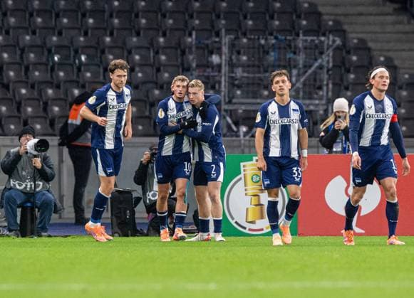 Fußball, Herren, Saison 2025 2026, DFB-Pokal (2. Runde), Hertha BSC - SV Elversberg, v. l. Linus Gechter (Hertha BSC), Michael Cuisance (Hertha BSC), Julian Eitschberger (Hertha BSC), Michal Karbownik (Hertha BSC), Fabian Reese (Hertha BSC), Jubel nach Tor zum 1:0, 28.10.2025, Copyright: xSebastianxRäppold MatthiasxKochx