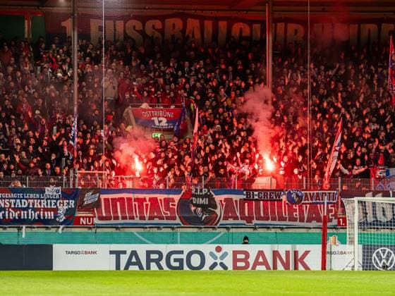 Die Fans des 1. FC Heidenheim zuenden Bengalos, GER, 1. FC Heidenheim vs. Hamburger SV, Fussball, DFB-Pokal, Spielzeit 2025 2026, 28.10.2025, DFB DFL regulations prohibit any use of photographs as image sequences and or quasi-video. GER, 1. FC Heidenheim vs. Hamburger SV, Fussball, DFB-Pokal, Spielzeit 2025 2026, 28.10.2025 Heidenheim Copyright: xMichaelxSchmidt Eibner-Pressefotx EP_MST