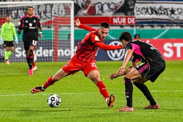 GER, DFB Pokal, 1. FC Heidenheim vs Hamburger SV 28.10.2025, Voith-Arena, Heidenheim, GER, DFB Pokal, 1. FC Heidenheim vs Hamburger SV, im Bild Arijon Ibrahimovic (Heidenheim, 22), Daniel Elfadli (Hamburger SV, 8)