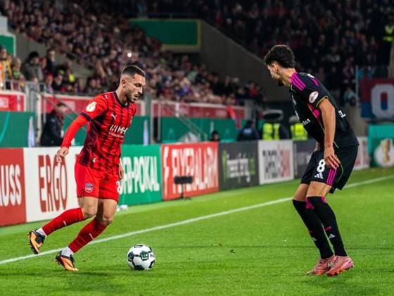 Arijon Ibrahimovic (FC Heidenheim, 22) im Zweikampf mit Daniel Elfadli (Hamburger SV, 08), GER, 1. FC Heidenheim vs. Hamburger SV, Fussball, DFB-Pokal, Spielzeit 2025 2026, 28.10.2025, DFB DFL regulations prohibit any use of photographs as image sequences and or quasi-video. GER, 1. FC Heidenheim vs. Hamburger SV, Fussball, DFB-Pokal, Spielzeit 2025 2026, 28.10.2025 Heidenheim Copyright: xMichaelxSchmidt Eibner-Pressefotx EP_MST