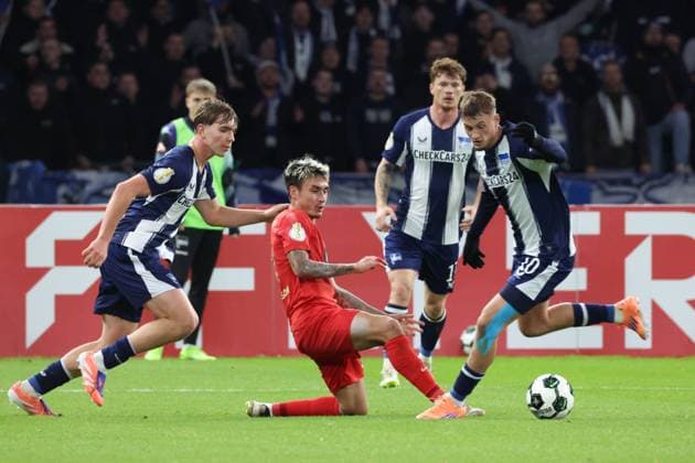 DEU, DFB-Pokal, Hertha BSC vs. Elversberg, 28.10.2025, Berliner Olympiastadion, Berlin, DEU, DFB-Pokal, Hertha BSC vs. Elversberg, im Bild Kennet Eichhorn (Hertha BSC Berlin 23), Michael Cuisance (Hertha BSC Berlin 10), NICHOLAS MICKELSON (Elversberg 2) DFL - regulations prohibit any use of Photographs as image sequences and or quasi-video