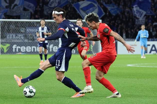 DEU, DFB-Pokal, Hertha BSC vs. Elversberg, 28.10.2025, Berliner Olympiastadion, Berlin, DEU, DFB-Pokal, Hertha BSC vs. Elversberg, im Bild Fabian Reese (Hertha BSC Berlin 11), NICHOLAS MICKELSON (Elversberg 2) DFL - regulations prohibit any use of Photographs as image sequences and or quasi-video